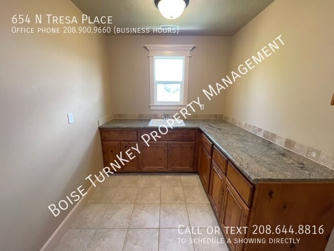 Building Photo - 654 N Tresa Pl