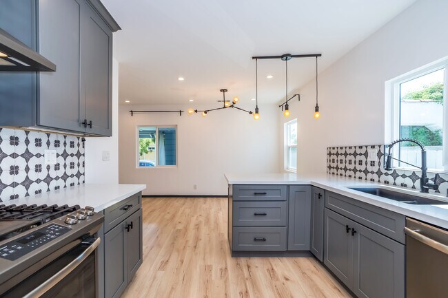 Kitchen - 1711 S Ridgeley Dr