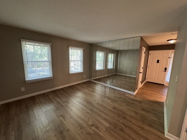 Building Photo - 2080 Woodlawn Dr SW