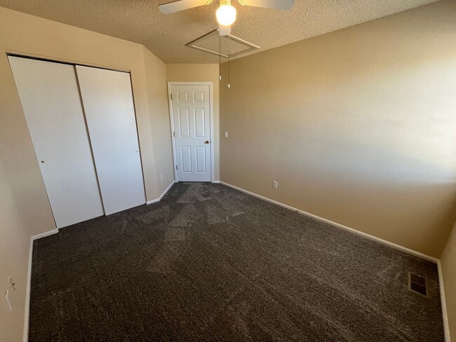 Building Photo - 3 bed/2.5 bath Available now! Milestone RES