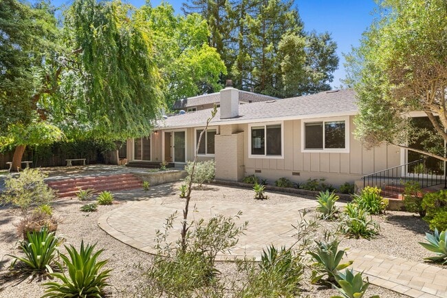 Building Photo - Spacious Menlo Park Retreat with 6 Bedroom...