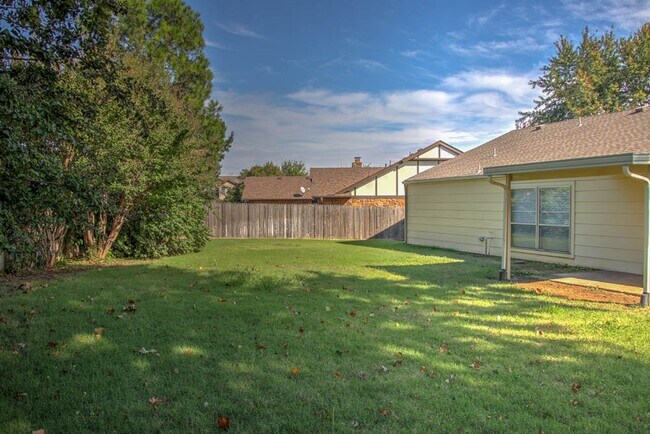 Building Photo - 3 Bedroom 2 Bath in Union Schools.  81st a...