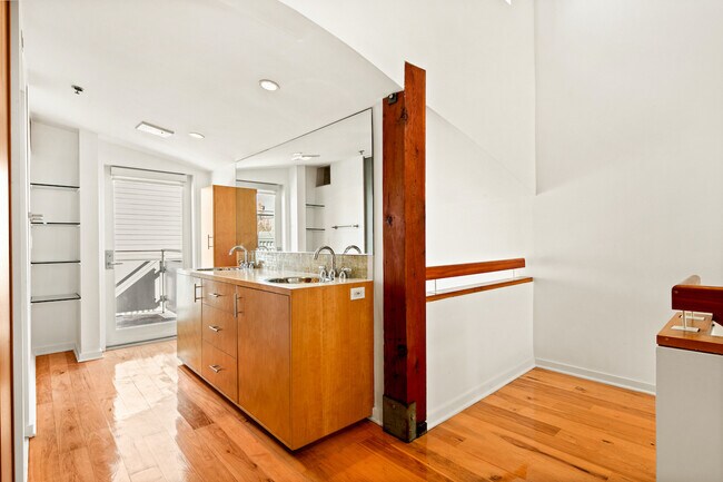 Building Photo - 615 Hampton Dr