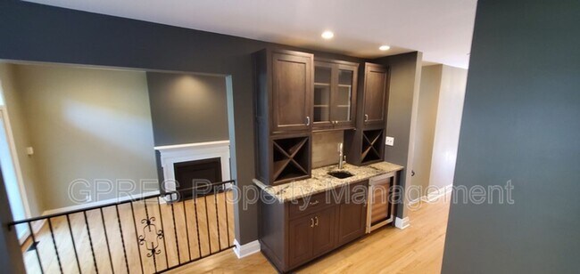 Building Photo - 1404 Barnsdale St