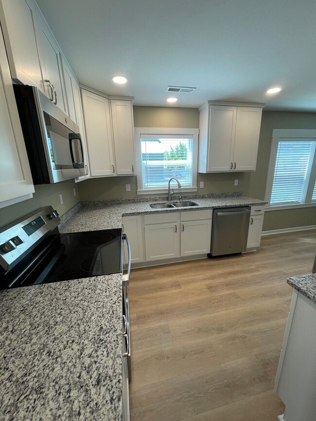 Building Photo - Fully Remodeled Home on Large Lot!