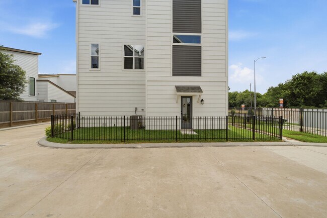 Building Photo - 1648 W Tidwell Rd