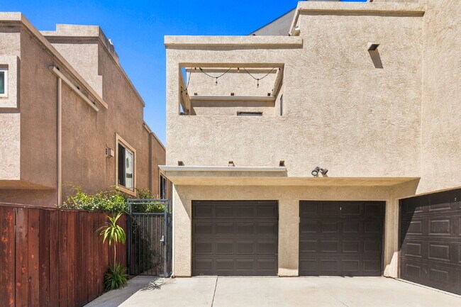 Building Photo - Your Furnished Coastal Escape Awaits!