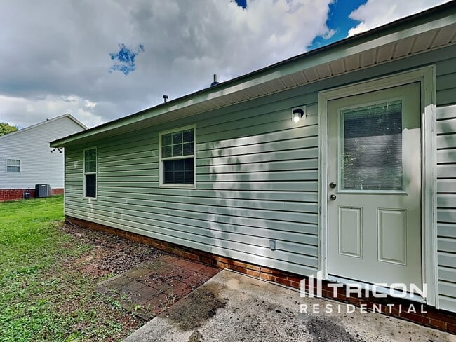 Building Photo - 2437 River Chase Dr
