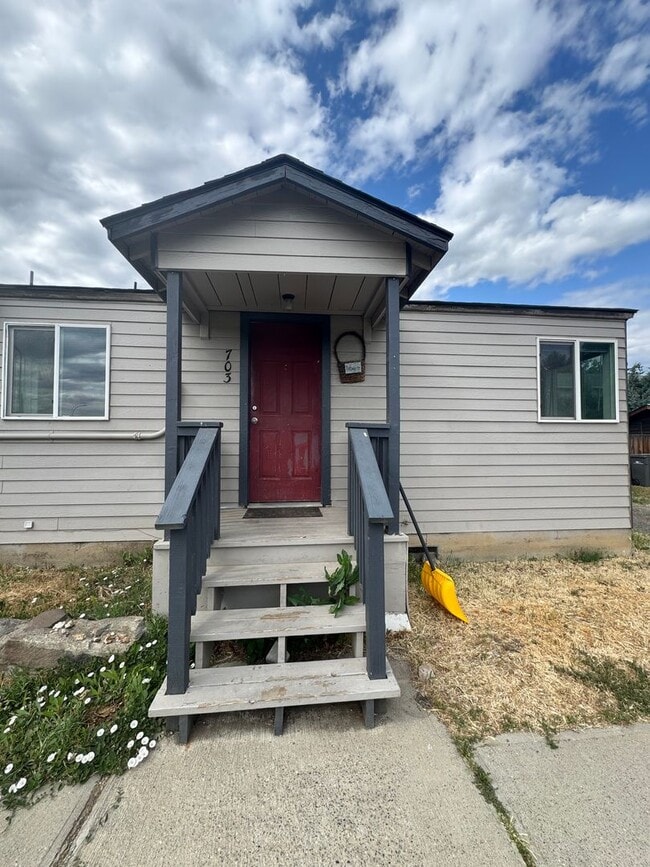 Building Photo - PET FRIENDLY FULLY FENCED