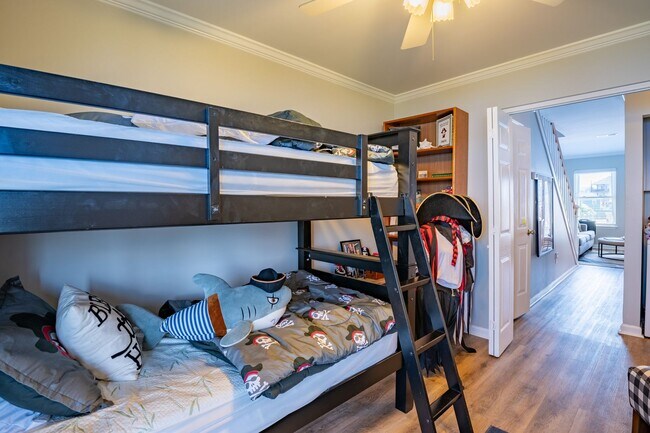 Building Photo - FURNISHED OFF-SEASON MONTHLY RENTAL-STARTING JANUARY 2026