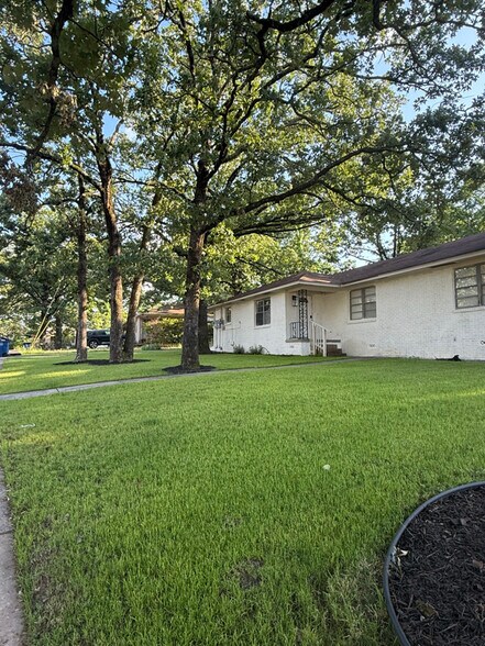 Building Photo - 4013 N Locust St