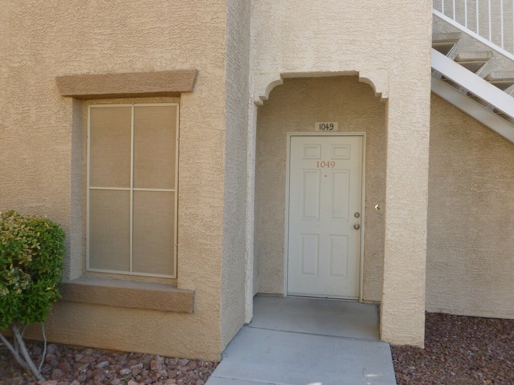 Building Photo - 3400 Cabana Dr