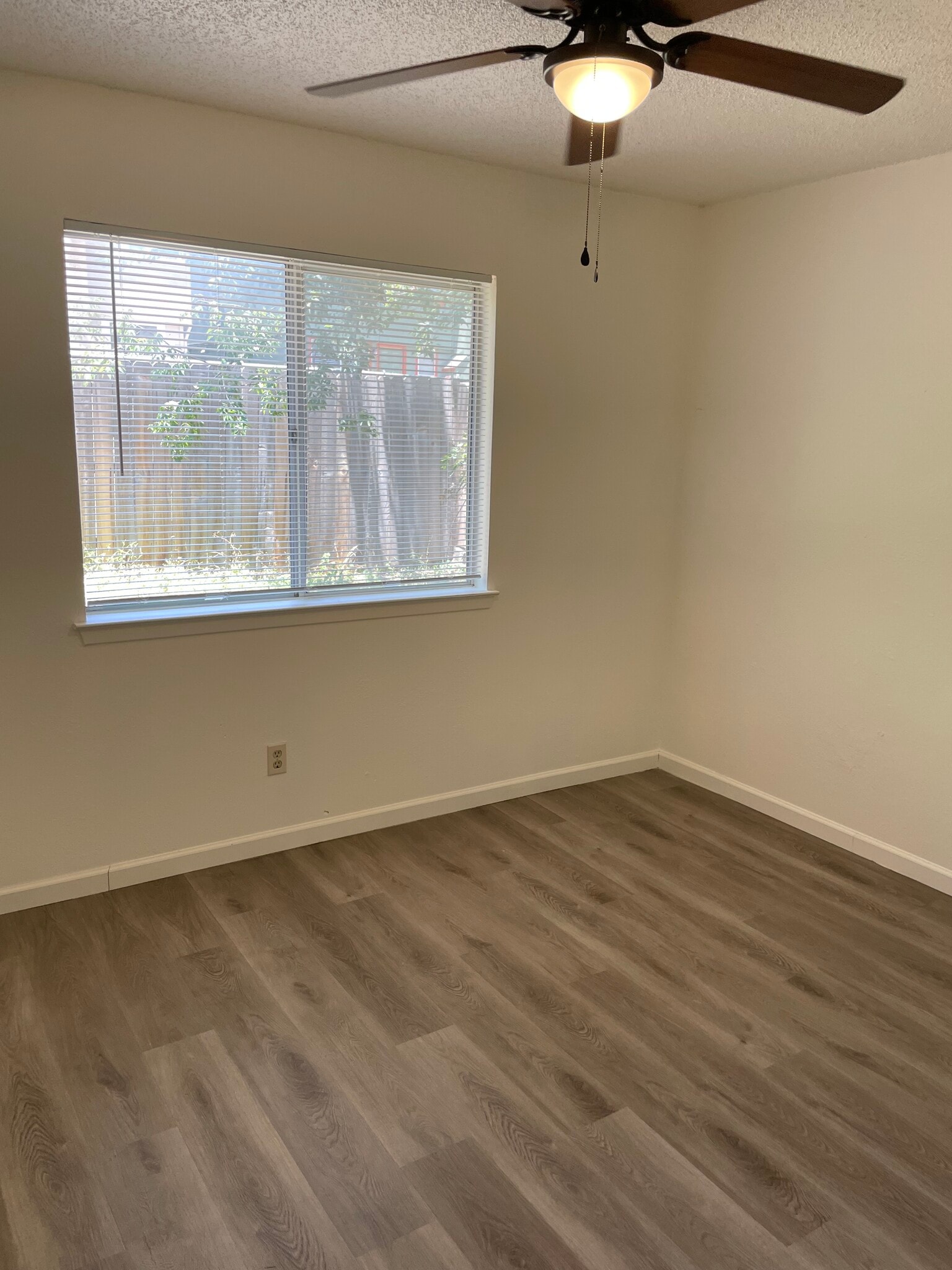 Second Bed - 412 Greenlawn Blvd