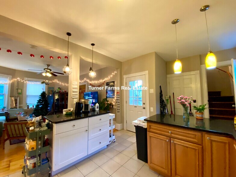 Building Photo - 13 Sachem St