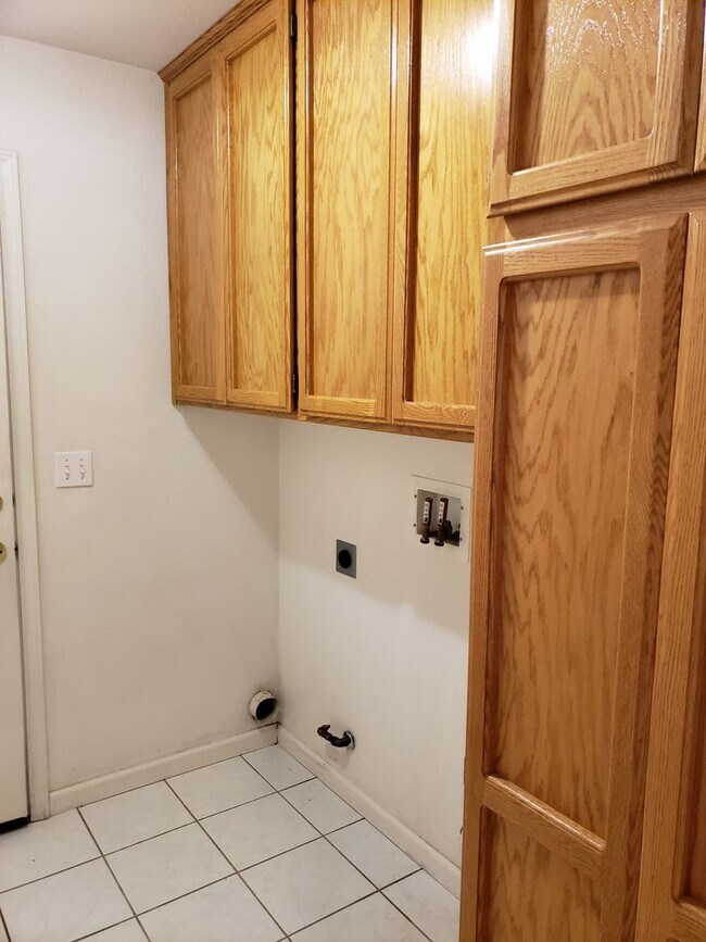 Building Photo - 881 Cally Ct