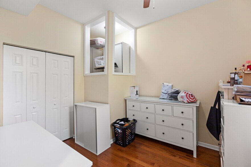 Building Photo - 2028 N Hamlin Ave