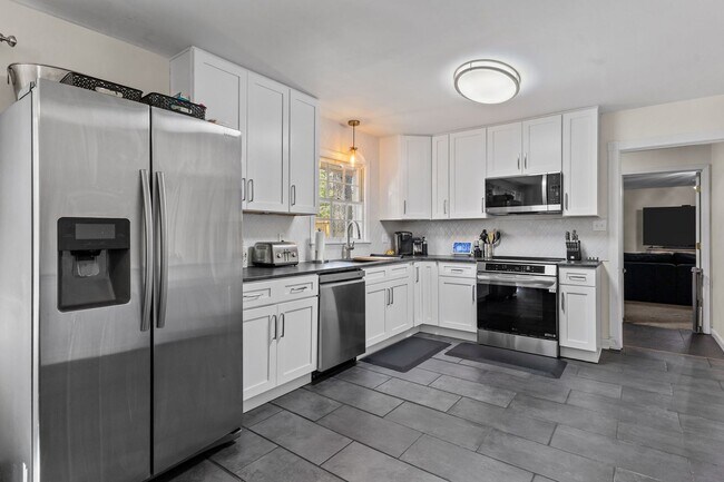Building Photo - 2125 Forest Hills Dr