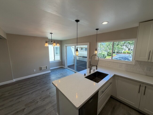 Building Photo - Spacious 2-Bedroom Townhouse with Private Patio
