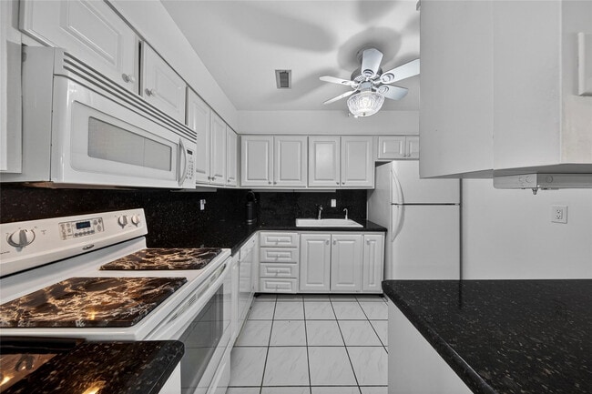 Building Photo - 6253 Bay Club Dr