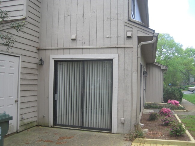 Building Photo - 111 Charter Oaks Cir