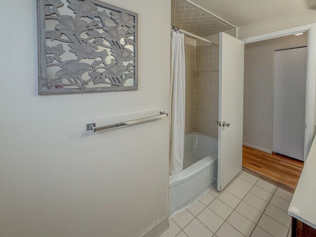 Building Photo - 2710 Pendleton Dr