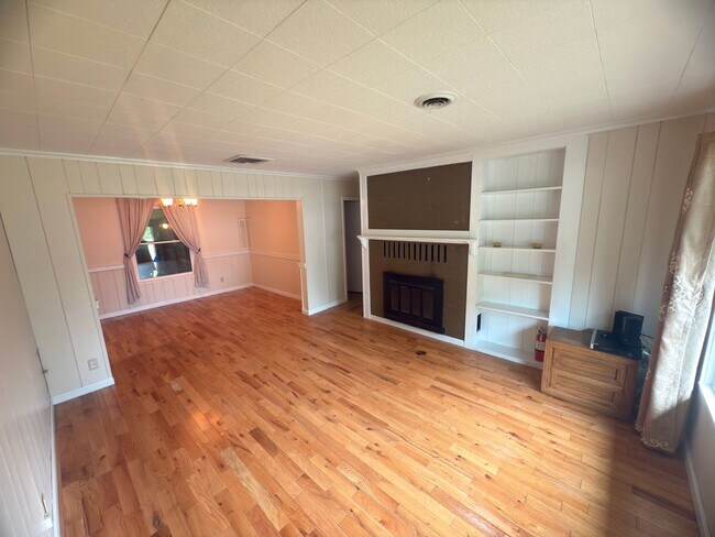 Building Photo - Charming 3-Bedroom Home + Bonus Room in Prime Niskayuna Location!