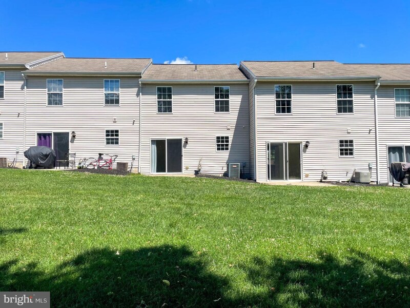 Building Photo - 390 Cherry St