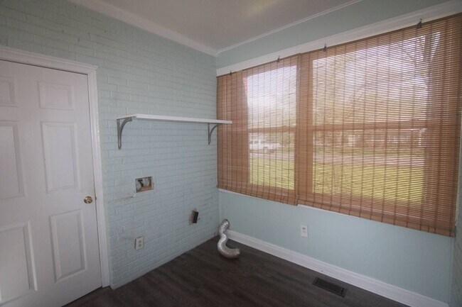 Building Photo - For Lease - 3 Bed, 1.5 Bath, 1600sqft, Sin...