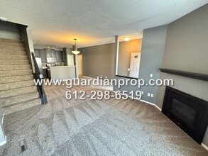 Building Photo - Woodbury Townhouse Available Now, Open Flo...