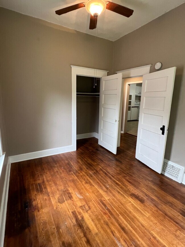 Building Photo - 3 bedroom/1 bathroom house