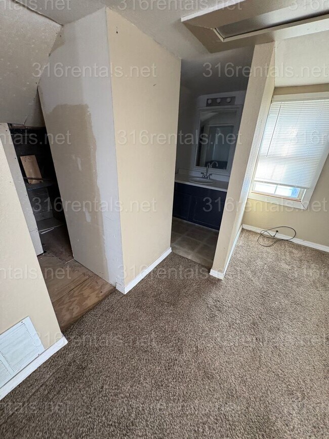Building Photo - $775 - 2 bed 2 bath - Single Family Home