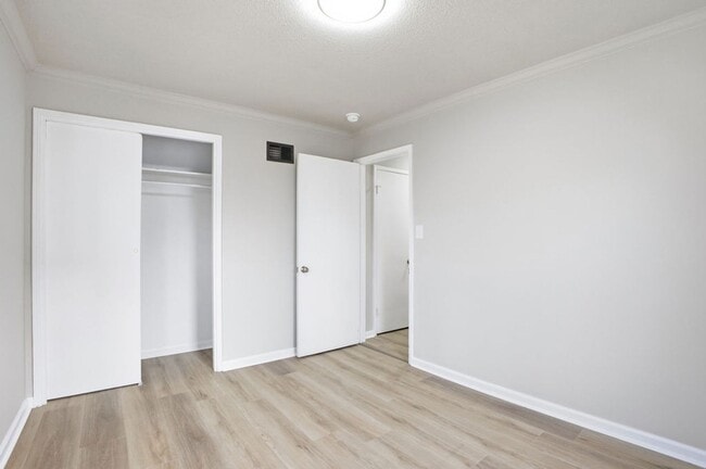 Building Photo - Updated 2 Bed, 1 Bath Home with Modern Finishes & Off-Street Parking