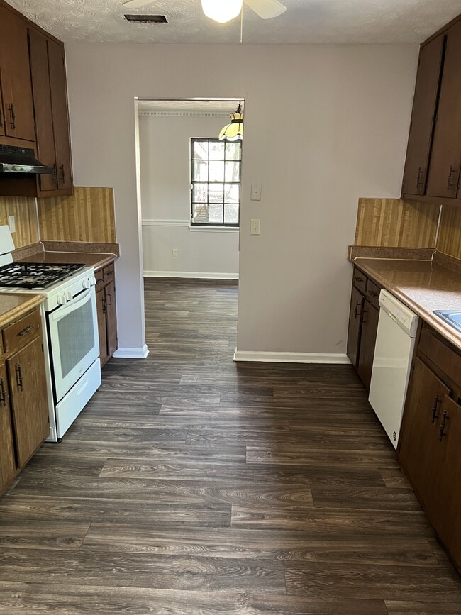 Building Photo - 662 Stonehedge Dr