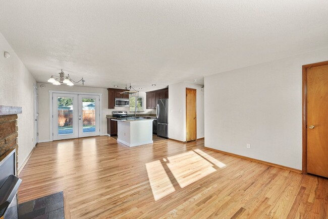 Building Photo - Charming 3-Bed Lakewood Home | Fully Updat...