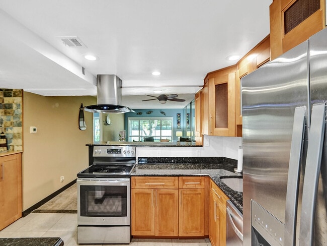 Building Photo - 3150 N Palm Aire Dr