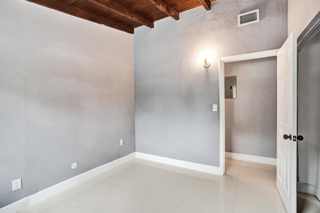 Building Photo - 4670 SW 25th Ave