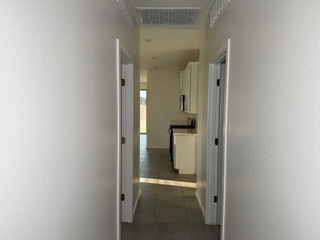 Building Photo - 2462 E Alonso Dr