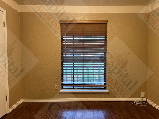 Building Photo - Charming 3 Bedroom