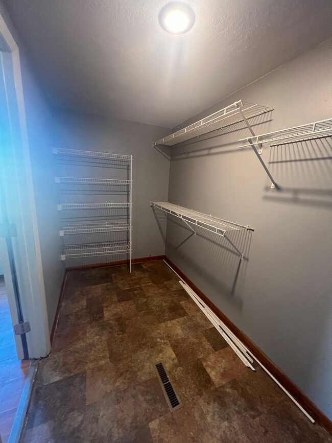 Building Photo - 3 bedrooms/2 bathrooms with detached 2 car...
