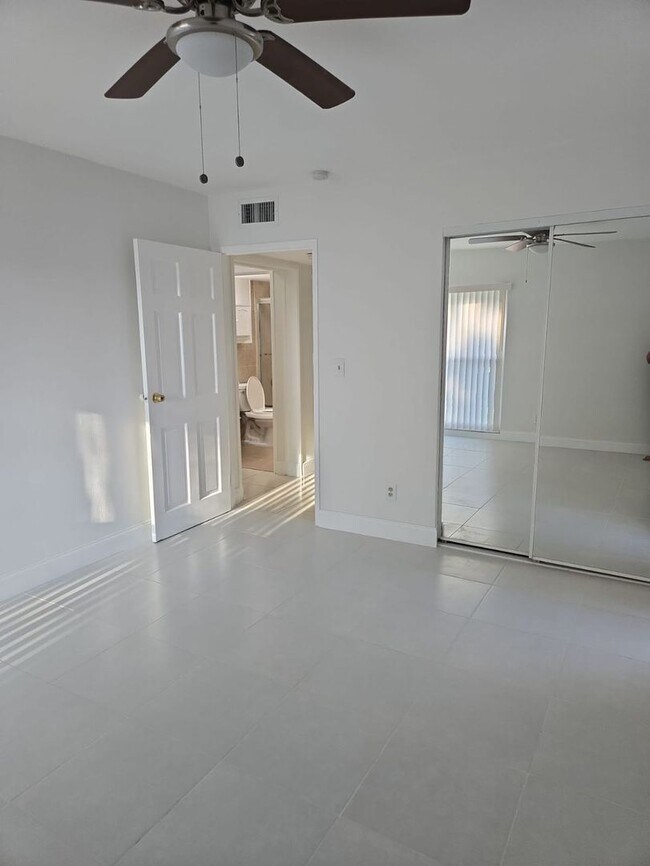 Building Photo - LABOR DAY SPECIAL Great Renovated 3/1 |  Q...