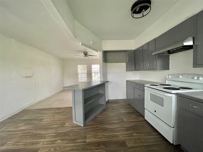 Building Photo - 1754 W 6th St