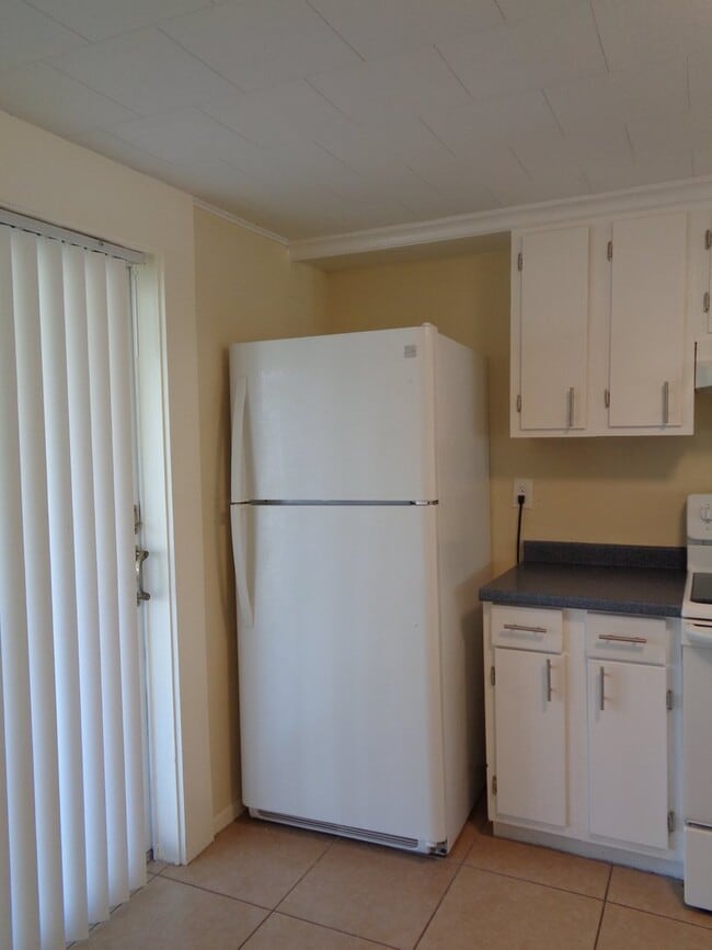 Building Photo - Nice updated unit on the north end of the Island