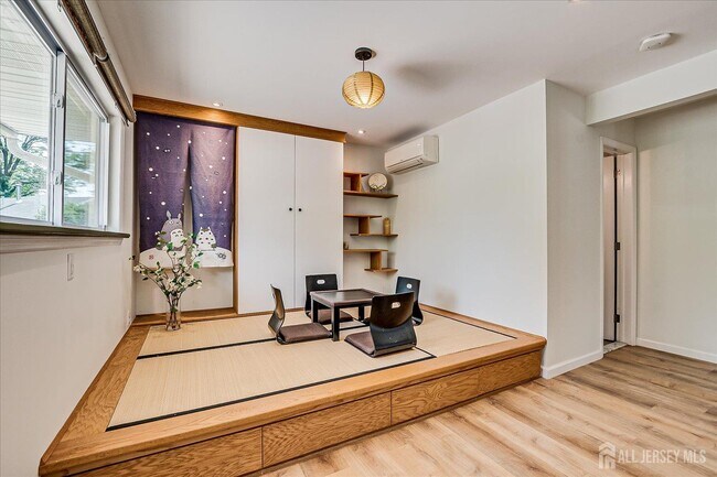 Building Photo - 9 Regent Ct