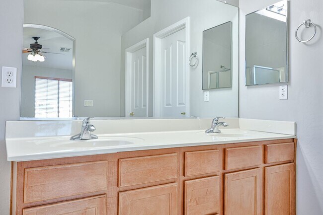 Building Photo - COMING SOON!! 3 bed 2.5 bath in most preferred Phoenix area