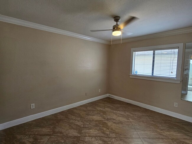 Building Photo - 3 bedroom 2 bath furnished & remodeled hom...