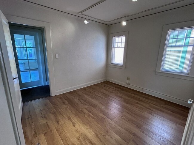 Building Photo - CM530L