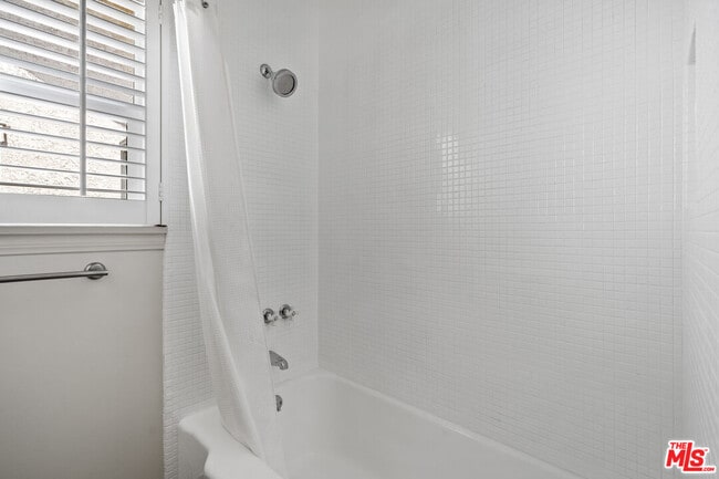 Building Photo - 908 Venezia Ave