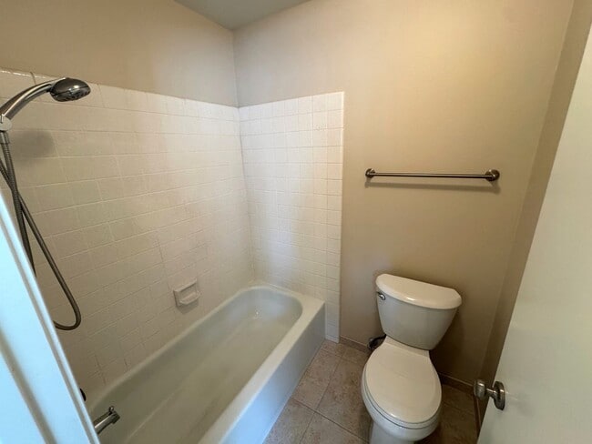 Building Photo - Townhome-Style 2BR/2.5BA + Loft | East Ventura (Beacon Court Community)