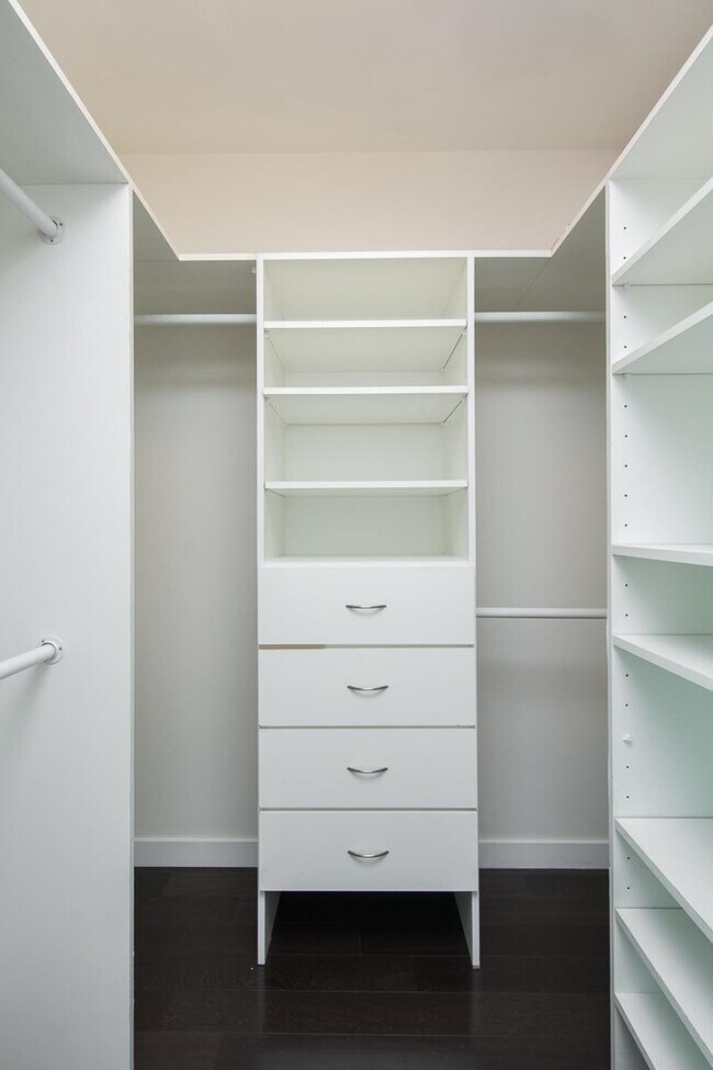 Building Photo - Beautiful Studio Condo In The Adelicia