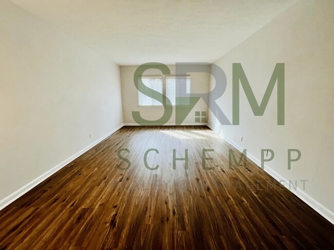 Building Photo - Remodeled one bedroom condo off Gardiner Lane with pool access